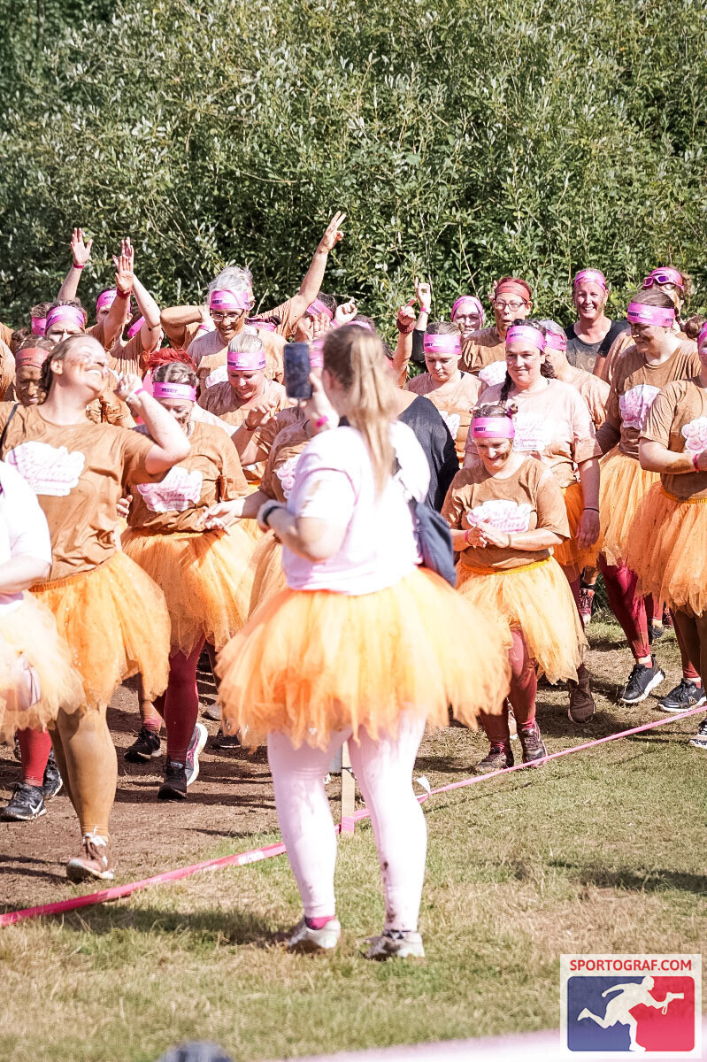 Das Team in orangen Tutus vor dem Start
