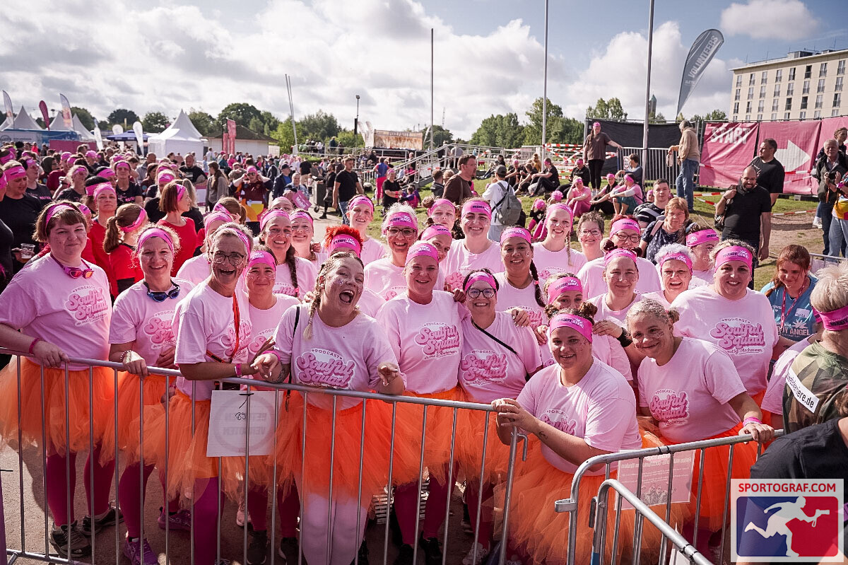 Unser Soulful Mutigmach Team in rosa Shirts und orangen Tutus beim Muddy Angel Run